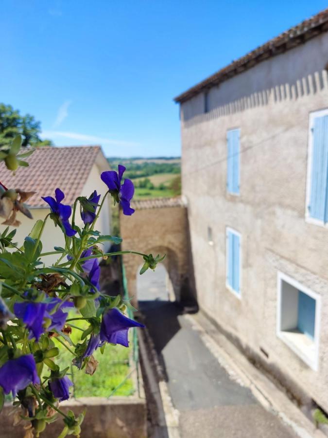 L'Entree Chambres D'Hotes Bar & Restaurant Castillonnes Exterior photo